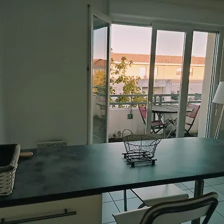 Proche De La Gare Avec Le Calme Des Vignes. *