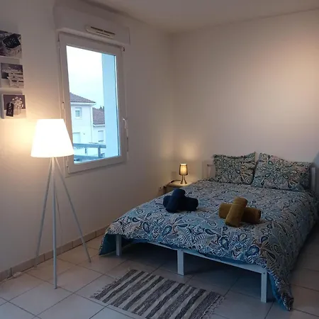 Proche De La Gare Avec Le Calme Des Vignes.