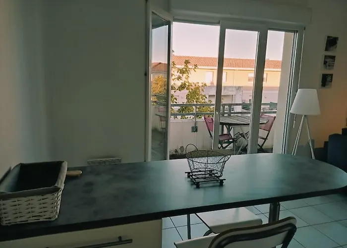 Proche De La Gare Avec Le Calme Des Vignes. *